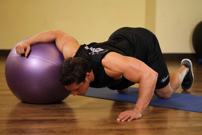 Упражнения c фитболом на проработку мышц груди и плечевого пояса